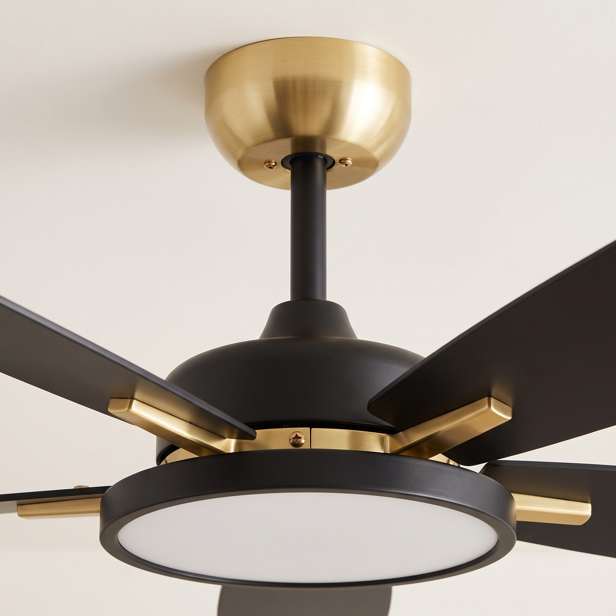 Amandine fan — gold housing detail