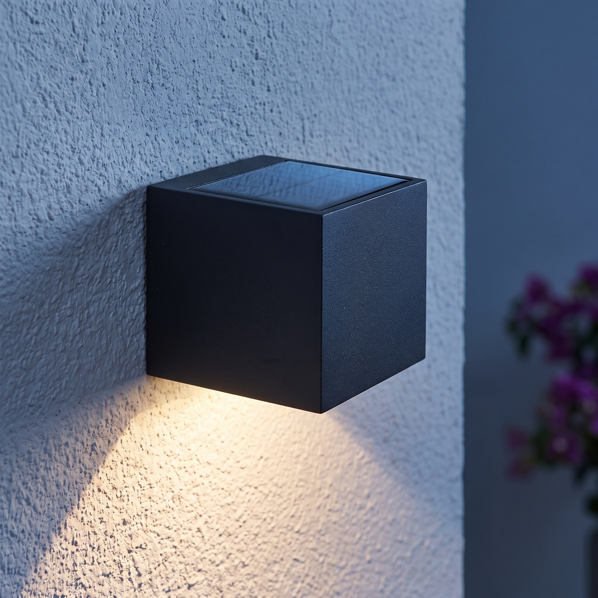Alix solar light — dusk glow detail